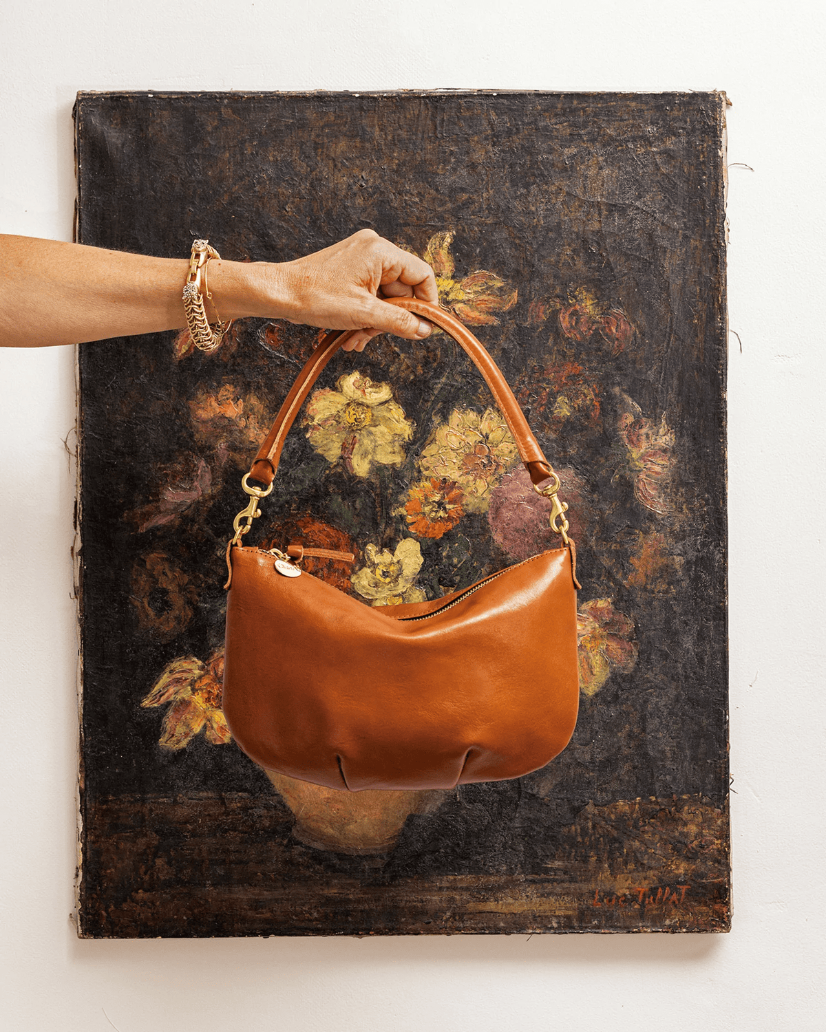 Find the Petit Moyen Messenger in Rustic Miel Clare V. you need! Huge  choice of Petit Moyen Messenger in Rustic Miel Clare V. available